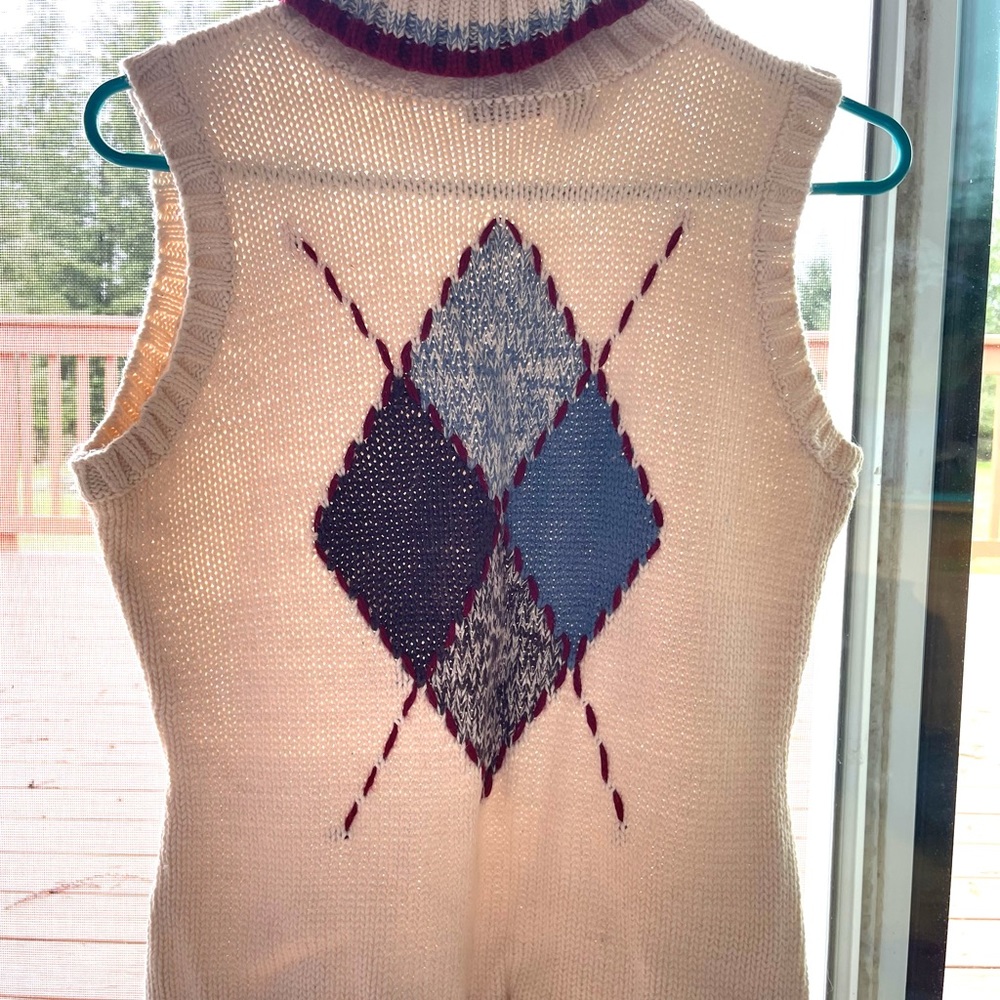 Women’s sleeveless sweater/ vest